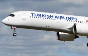 THY UÇAĞI BAKÜ’YE ACİL İNİŞ YAPTI