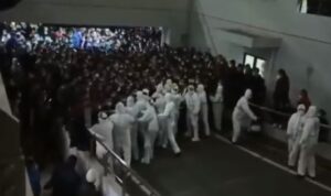 ŞANGAY HAVALİMANI’NDA VİRÜS PANİĞİ (VİDEO)