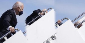 BIDEN UÇAK MERDİVENİNDE 3 KEZ DÜŞTÜ (VİDEO)