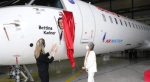 ÜLKESİNDEN İLK KADIN PİLOTA VEFA (VİDEO)