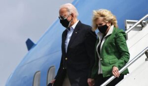 FİRST LADY BİDEN’DAN UÇAKTA 1 NİSAN ŞAKASI