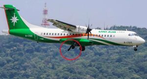 ATR-72 KALKIŞTA LASTİK PATLATTI (VİDEO)