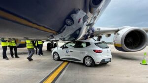 APRONDA UÇAĞA ARABA ÇARPTI