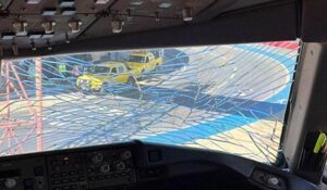 B777 ÇATLAK CAMLA ACİL İNDİ