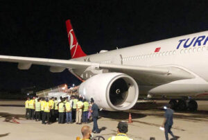 THY UÇAĞINA BAGAJ KONTEYNERİ ÇARPTI