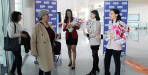 İZMİR PARİS’TEN GELEN İLK YOLCULARI KARŞILADI