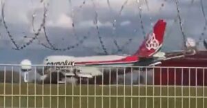 BOEING 747’DEN KORKUTAN İNİŞ (VİDEO)