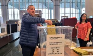 İSTANBUL HAVALİMANI’NDA İLK OYLAR VERİLDİ