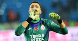 MUSLERA UÇAKTA OLAY ÇIKARDI