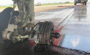 BOEİNG 737’DEN KORKUTAN İNİŞ