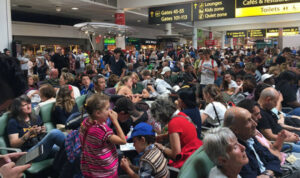 GATWICK’TE PERSONEL EKSİKLİĞİ KAOSU