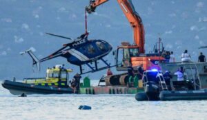 HELİKOPTER GÖLE DÜŞTÜ (VİDEO)