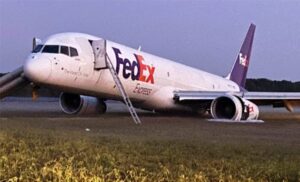 B757 ACİL İNİŞTE PİSTTEN ÇIKTI
