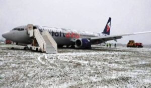 BOEING 737 İNİŞTE PİSTTEN ÇIKTI