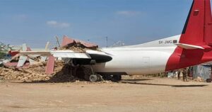 PİSTTEN ÇIKAN UÇAK EVE ÇARPTI