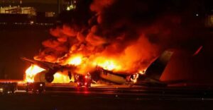 YANAN UÇAKTAN 379 YOLCU KURTARILDI (VİDEO)