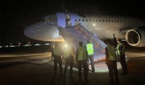 UÇAK KAPISINI AÇAN YOLCU KORKUTTU!