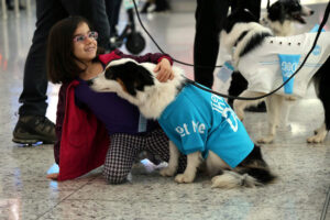 İGA’NIN TERAPİ KÖPEKLERİ GÖREVDE (VİDEO)