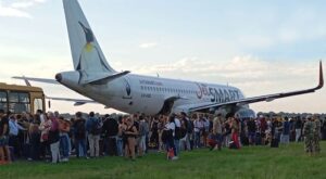 A320 VE YOLCULAR PİSTTE KALDI