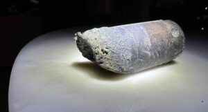 UZAYDAN DÜŞTÜ EVİ DELİP GEÇTİ