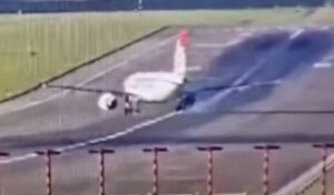 KALKIŞTA BÜYÜK TEHLİKE ATLATTI (VİDEO)