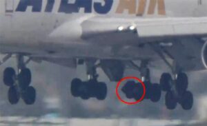 PATLAK LASTİKLERLE ACİL İNİŞ (VİDEO)