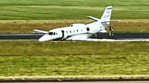 ÖZEL UÇAK İNİŞTE TEHLİKE ATLATTI