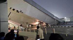 HAVALİMANI ÇATISI ÇÖKTÜ: 1 ÖLÜ, 4 YARALI