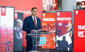 İSTANBUL HAVALİMANI’NDA 15 TEMMUZ COŞKUSU