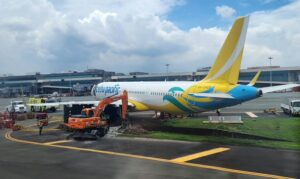 KAPIYA ÇEKİLİRKEN TOPRAĞA SAPLANDI