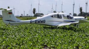 LAHANA TARLASINA ACİL İNİŞ