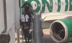 PİLOTA ESRARENGİZ GÖZALTI (VİDEO)