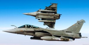 SAVAŞ UÇAKLARI HAVADA ÇARPIŞTI