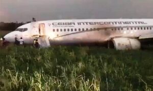 YOLCU UÇAĞI İNİŞTE PİSTTEN ÇIKTI (VİDEO)