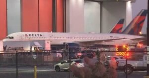 PATLAYAN UÇAK LASTİĞİ 2 TEKNİSYENİ ÖLDÜRDÜ