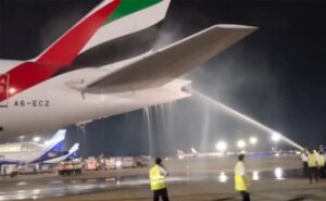 EMIRATES’TE YANGIN PANİĞİ (VİDEO)