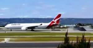 KALKIŞTA VERDİĞİ HASARLA PİSTİ KAPATTI (VİDEO)