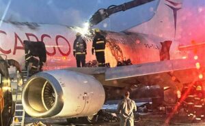 İNİŞTE ALEV ALAN UÇAK KORKU YAŞATTI