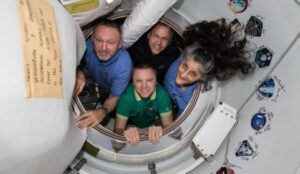 UZAYDA 9 AY MAHSUR KALAN ASTRONOTLAR DÖNÜYOR