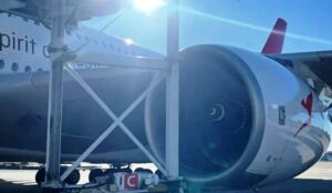 A380 YOLCU UÇAĞI KÖRÜĞE ÇARPTI