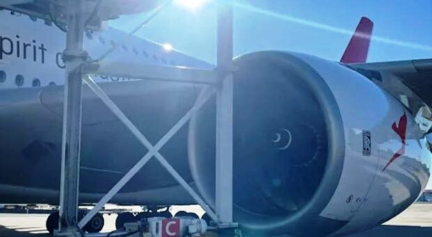 A380 YOLCU UÇAĞI KÖRÜĞE ÇARPTI
