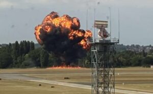 DÜŞEN UÇAK ALEV TOPUNA DÖNDÜ (VİDEO)