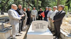 VECİHİ HÜRKUŞ KABRİ BAŞINDA ANILDI