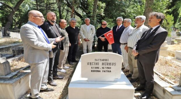 VECİHİ HÜRKUŞ KABRİ BAŞINDA ANILDI
