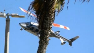 HELİKOPTER İNSANLARIN ÜZERİNE DÜŞTÜ (VİDEO)