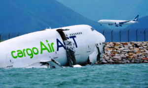 ACT KARGO PİSTTEN ÇIKIP DENİZE DÜŞTÜ:2 ÖLÜ