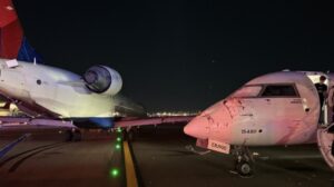 DELTA UÇAKLARI YERDE ÇARPIŞTI