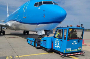 KLM’DEN APRONDA BİR İLK (VİDEO)