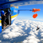 PARAŞÜTÇÜ’YÜ MUCİZE KURTARDI (VİDEO)