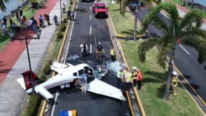 OTOYOLA ACİL İNEN UÇAK HASAR GÖRDÜ